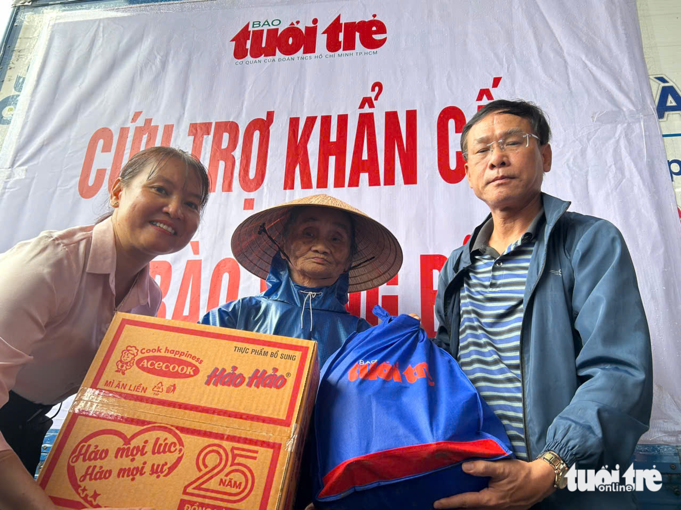 越过山体滑坡,青年报在顺化河上游洪灾中心区进行救援